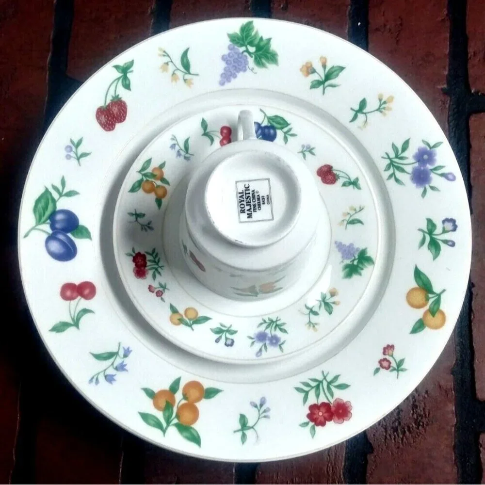 ROYAL MAJESTIC CHELSEA FINE CHINA 3 Dinner plates 1 cup 1 saucer 8432 Beautiful